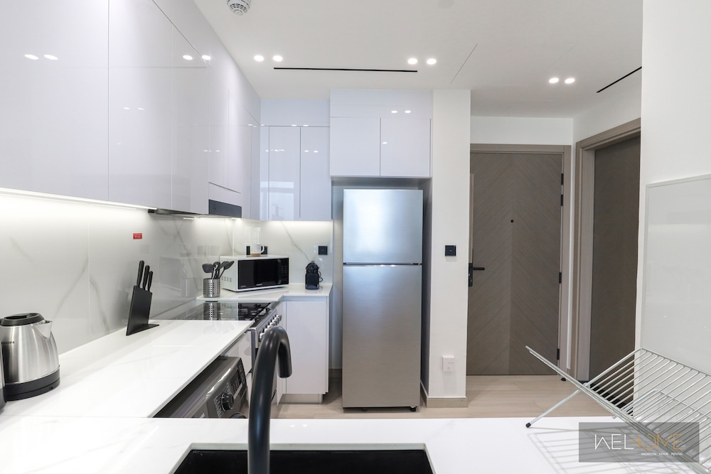 WelHome - Dubai Delight: Luxe Living 1BR at Binghatti Luna