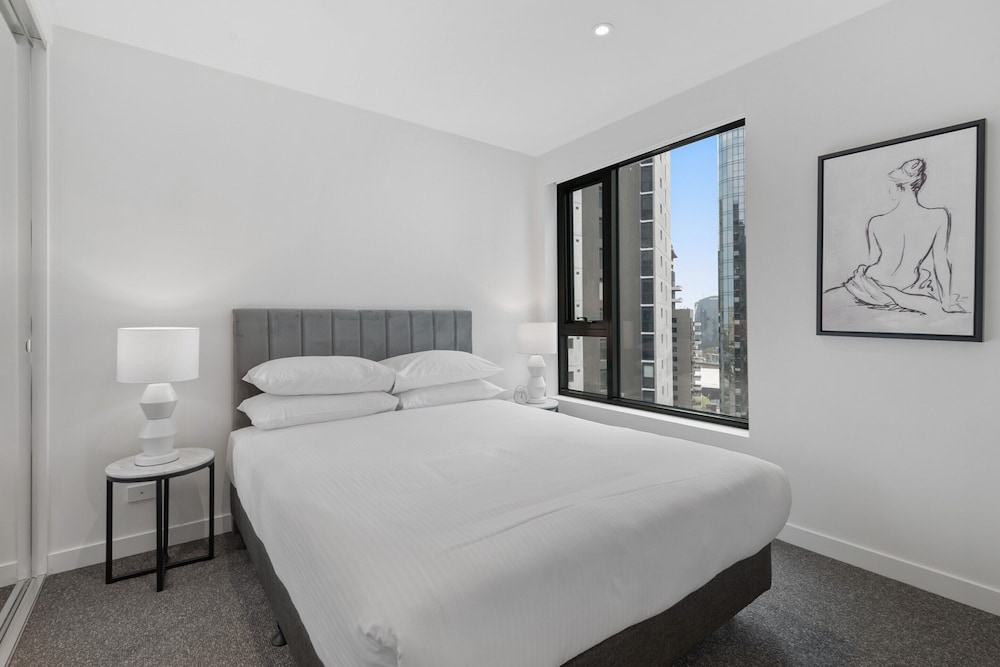 Sophisticated 2-bed With Bay Views & Amenities