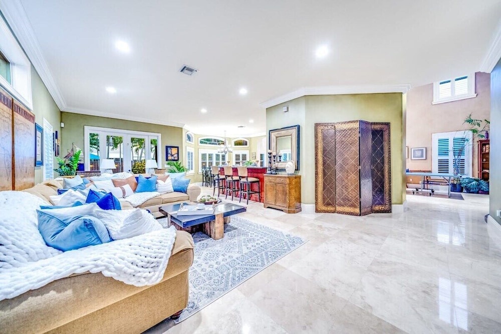 5 Bedroom Luxury Home, Minutes to Las Olas, Shops & Beach - Image 4
