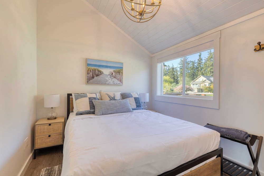 Cozy Whidbey Island Stay Steps on the Beach Fireplace, Bbq, Near Trails
