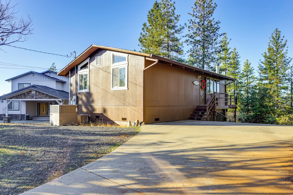 Lake Access, Fire Pit: Scenic Groveland Cottage!