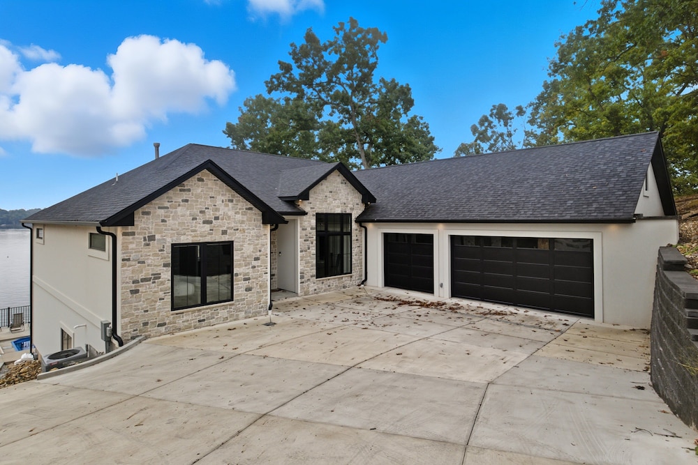 Huge Private Dock w/ 2 Slips + 2pwc, Beautiful Views, Lakeside Hot Tub, Pool & Pickleball