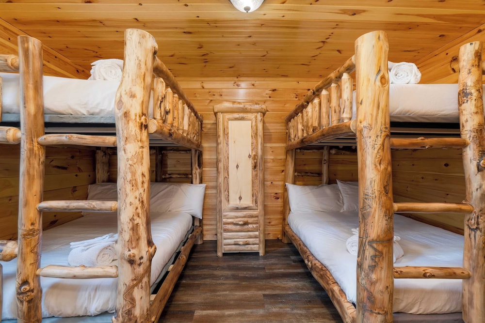 Evergreen Echo by Avantstay Cabin w/ Mountain Views, Theater, Game Room, and Hot Tub