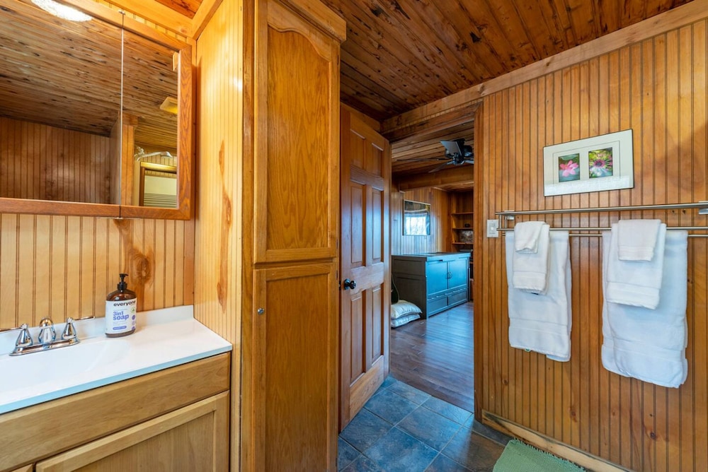 Heart Soul Log Cabin Sanctuary w Walking Trails