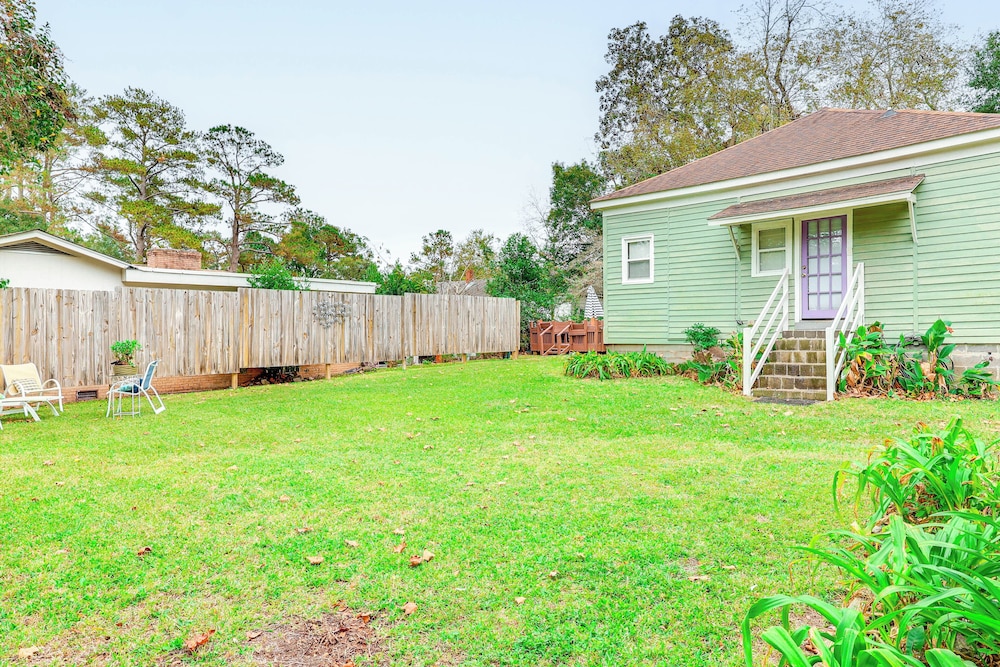 1 Mi to Dtwn Wilmington: Quiet Cottage w/ Deck