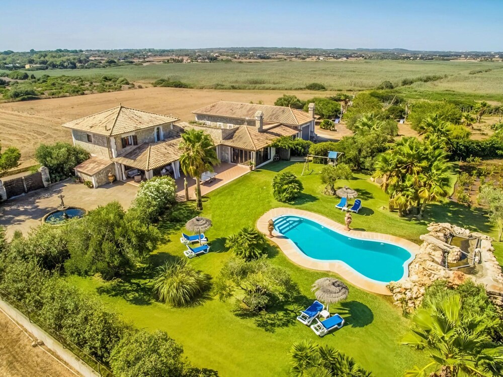 Luxurious Villa Perfect for Large Families, Near the Beach