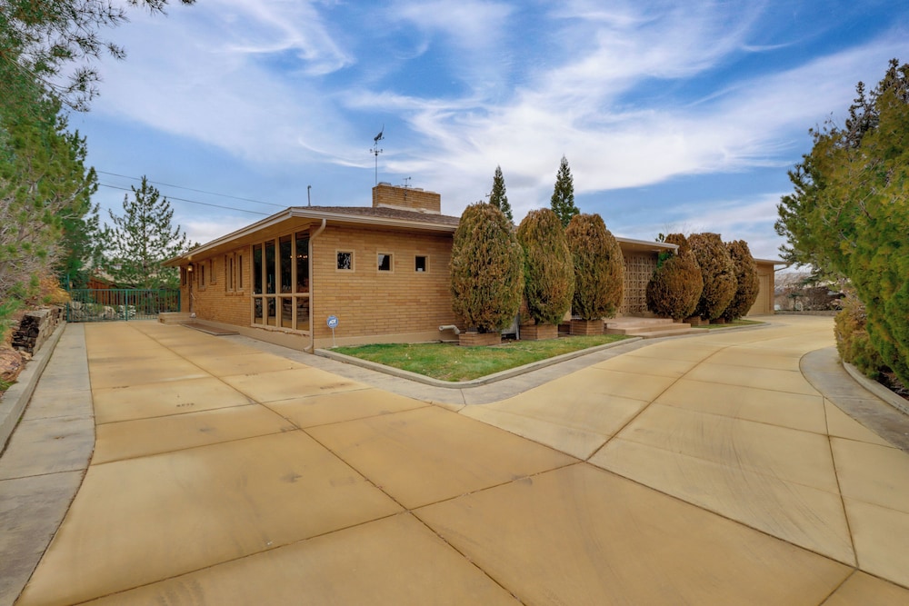 2 Living Areas + Library! Home 22 Mi to Mt Rose