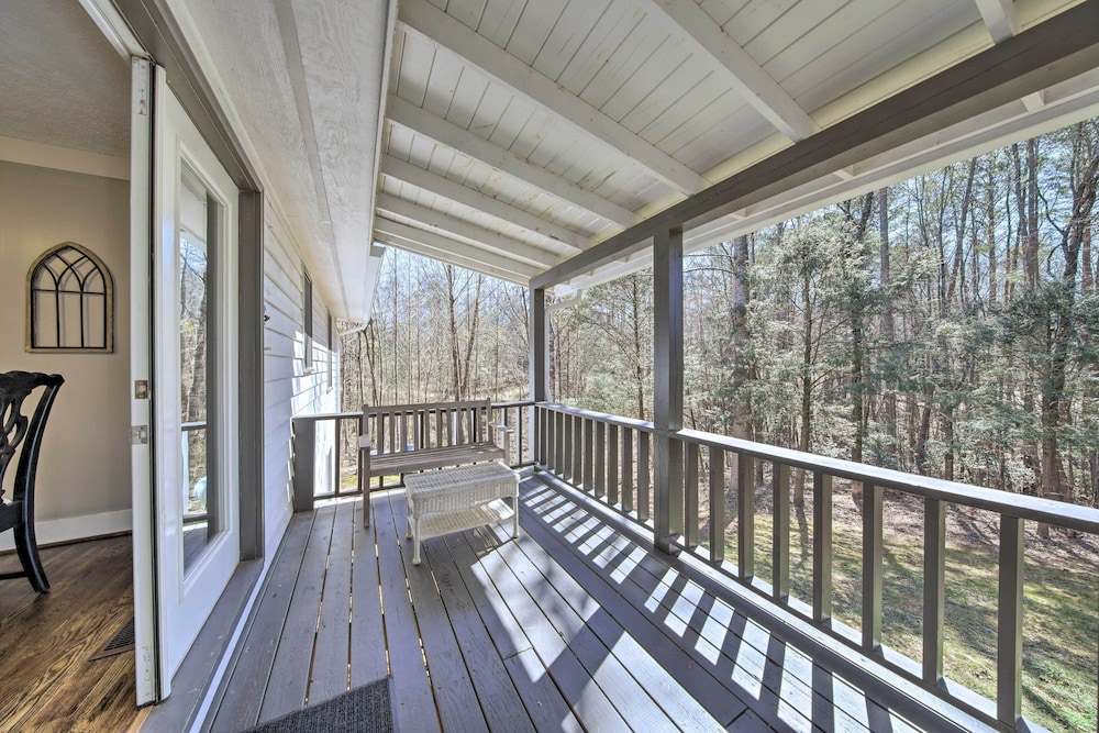 2 Mi to Lake: Blue Ridge 'yellowbird Cottage' view 4