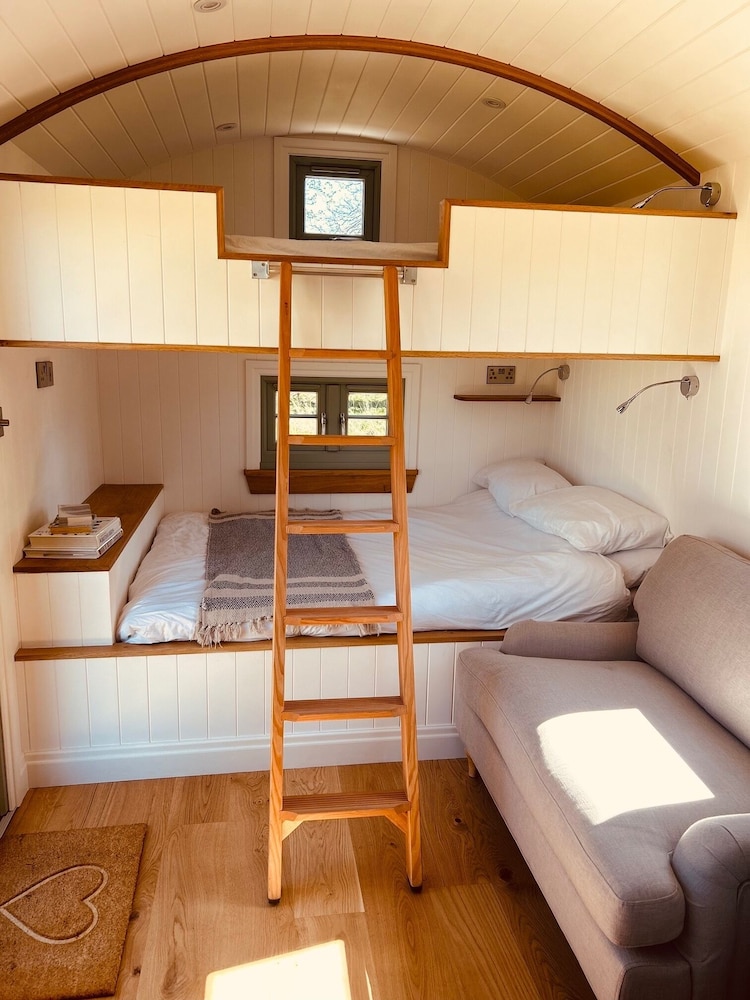 Luxury Shepherds Hut Near Glamorgan Coast