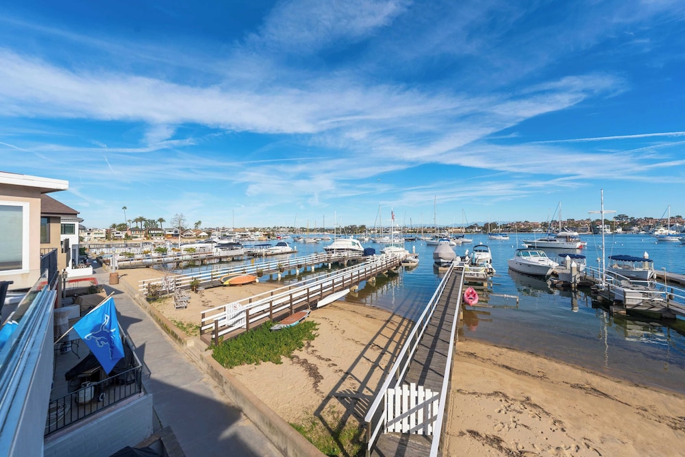 Waterfront Newport Condos w. Dock Access, Walk to Balboa Fun Zone and Beach