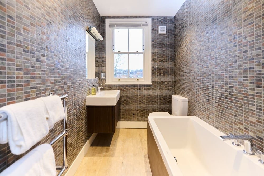 The Rosebery Retreat - Inviting 4bdr With Garden