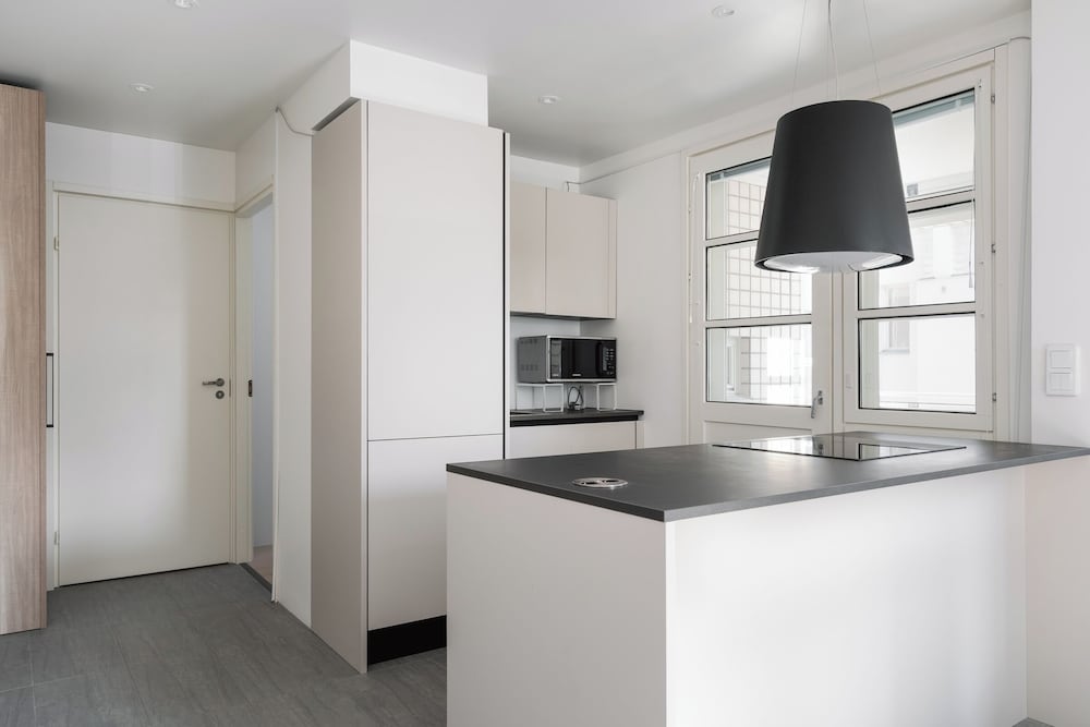 Modern 1BR Apartment with Balcony