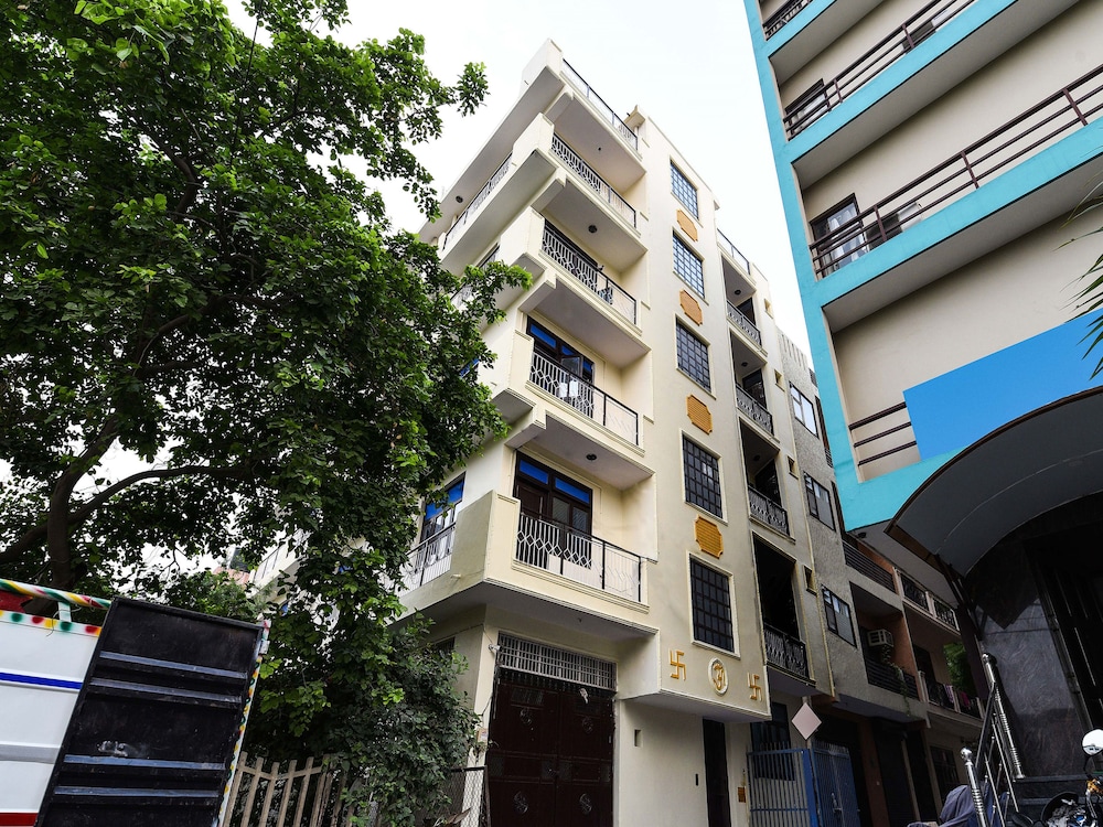 OYO 15624 Golden Plaza