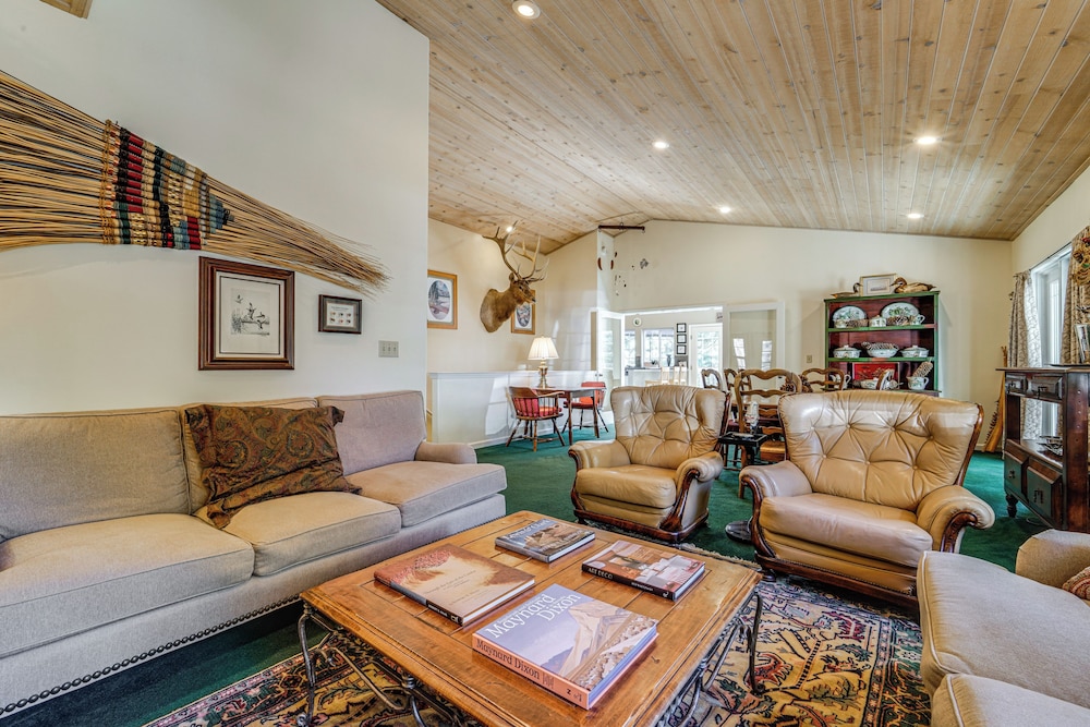 1 Mi to Lift! Olympic Valley Chalet w/ Hot Tub
