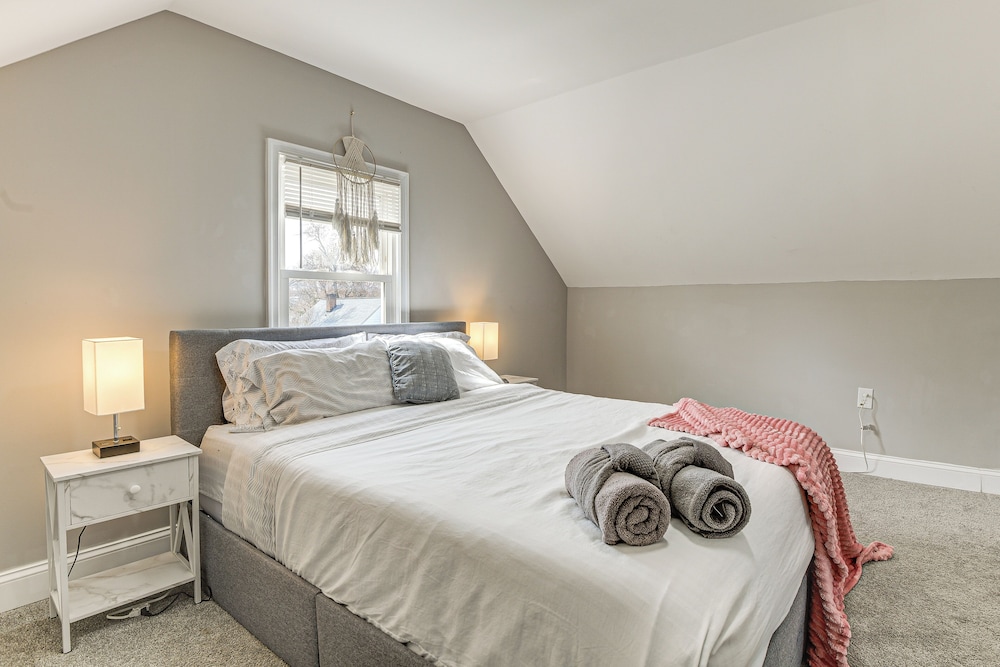 4 Mi to Universities: Quaint Parkville Apartment!