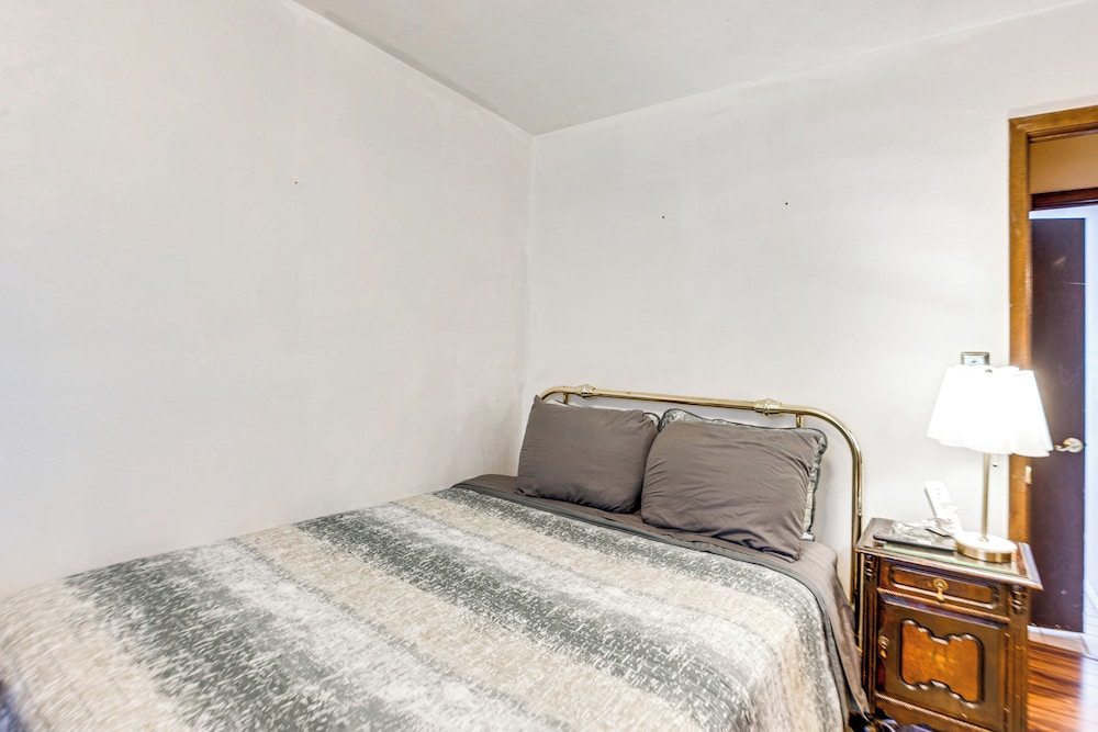 12 Mi to Dtwn St Louis: Family Home w/ Fireplaces!