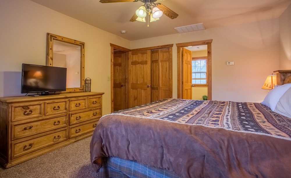 Mayberry Lodge 2 Bedroom Cabin by RedAwning