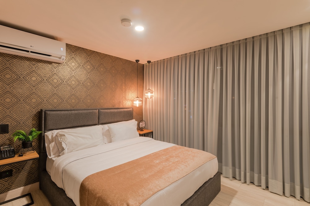 VPV Suites en Medellín — hotel room