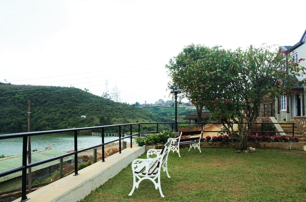 Lakeside Cottages