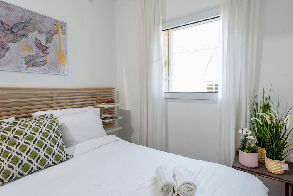 Modern Loft Retreat with Rooftop by Sea N Rent view 4