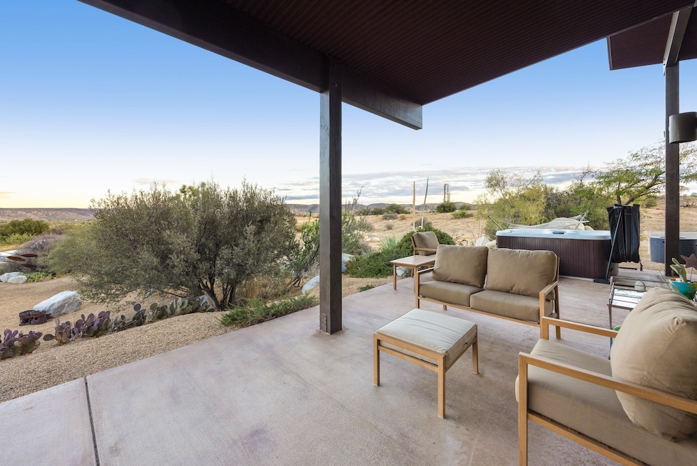 Jackalope Junction-pool, Hot Tub, Fire Pit, Bbq & Desert Views! 2 Bedroom Home by RedAwning