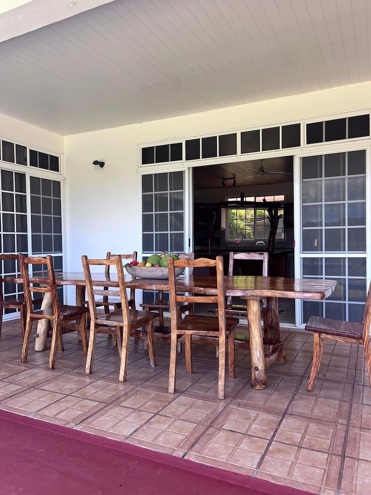 Huahine - Maroe Villa One