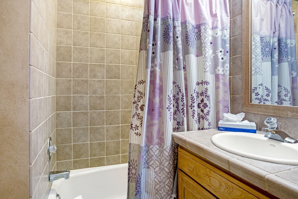 100 Ridgepoint 4 Bedroom Condo