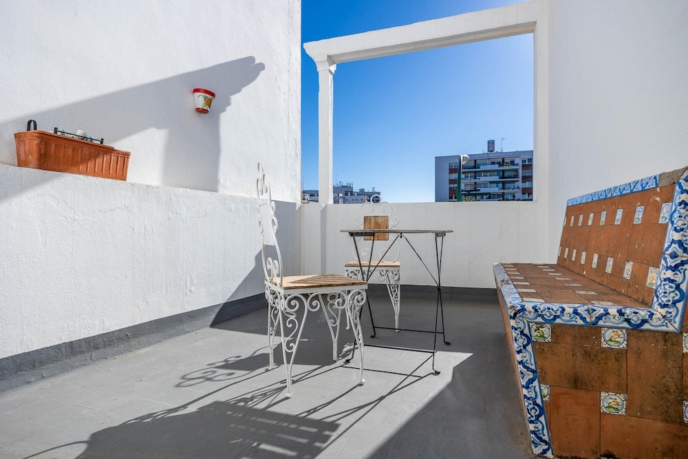 Cheerful 6 Bedroom House in Seville With Terraces