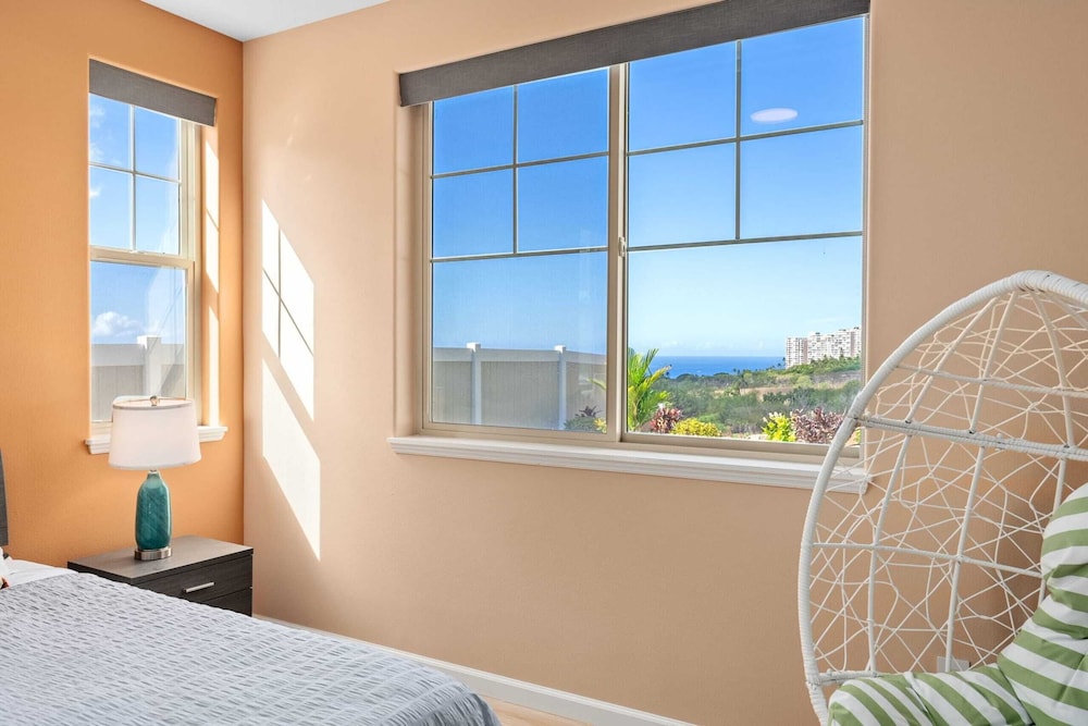 Sleeps 16, 2 Homes Ocean Views, Shared Pool + Gym, Near the Beach Avantstay