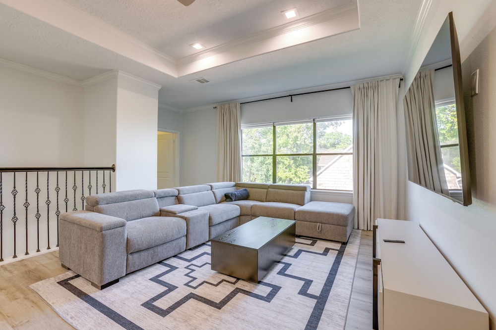 Yard & Workspaces: Luxe Duplex Unit in Houston
