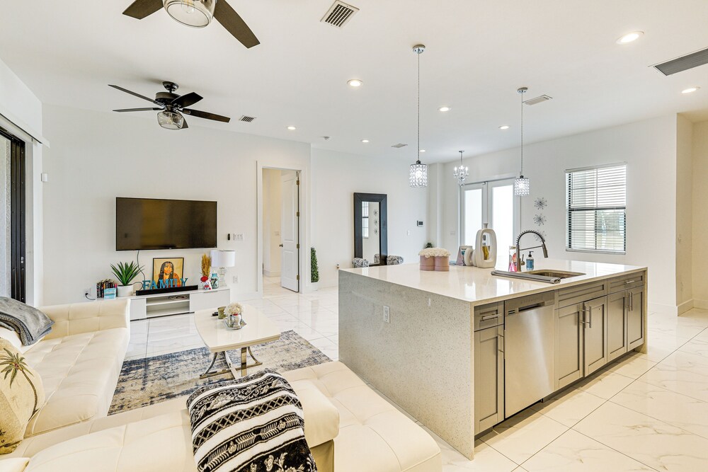 Day Trip to Fort Myers Beach: Pet-friendly Home!