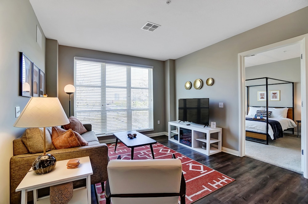 Downtown Designer 2BR Parking W D Gym Pool