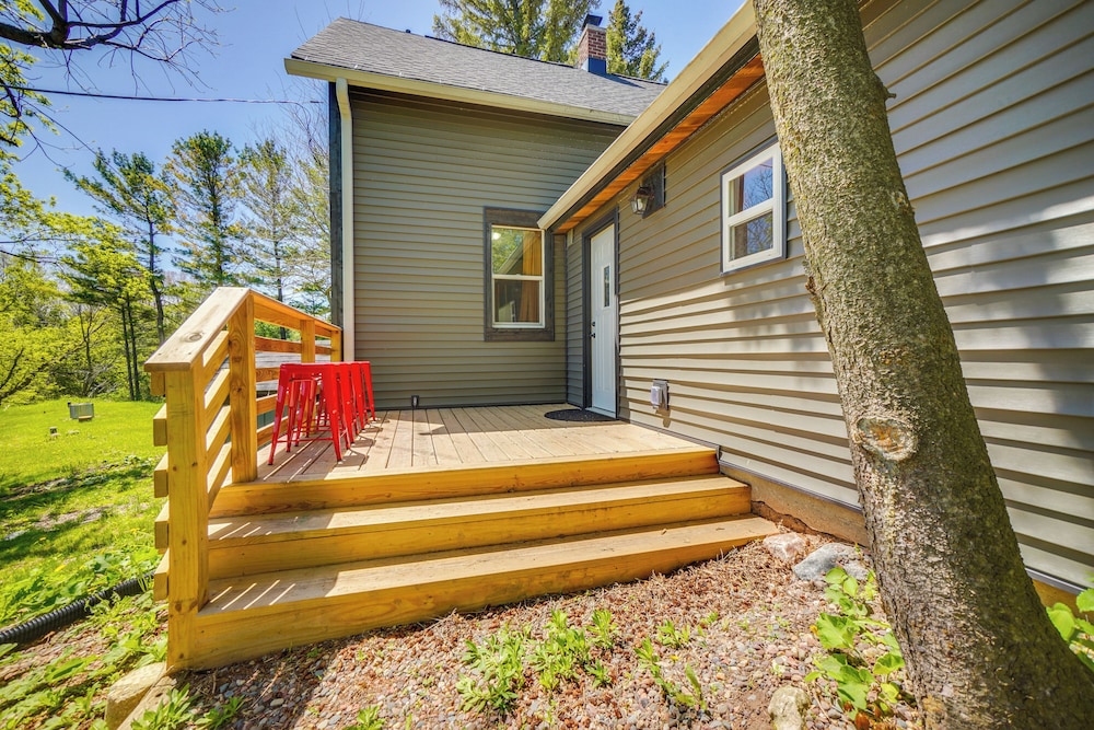 3 Mi to Lake Michigan: Charming Kewaunee Hideaway