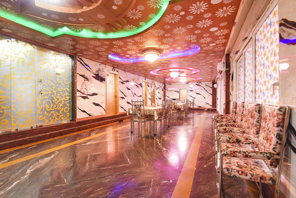 Fabhotel Rahi Crown