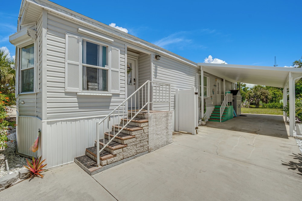 Tee Off & Soak Up Sun! Airy Englewood Gem w/ Yard