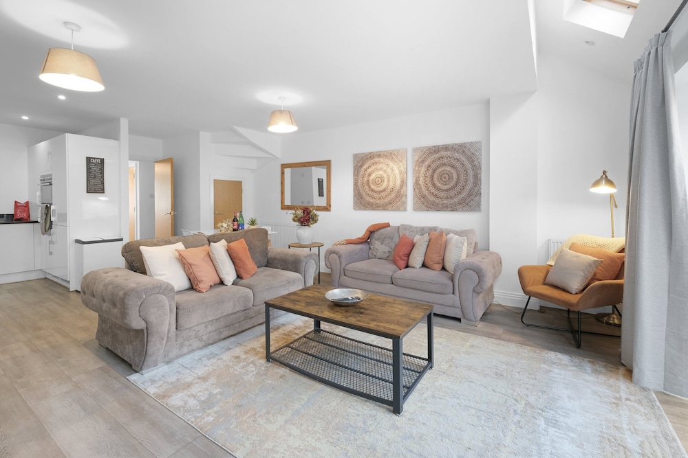 Spacious 6 Bedroom House in Denton Way