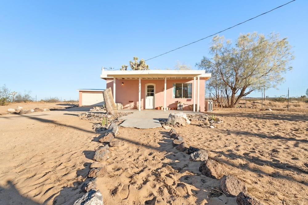 Goat House - Bbq, Hammocks And Dark Skies! 1 Bedroom Home by RedAwning view 2
