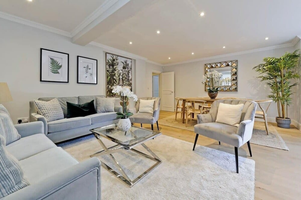 Large 2 Bedroom Kensington Garden Flat