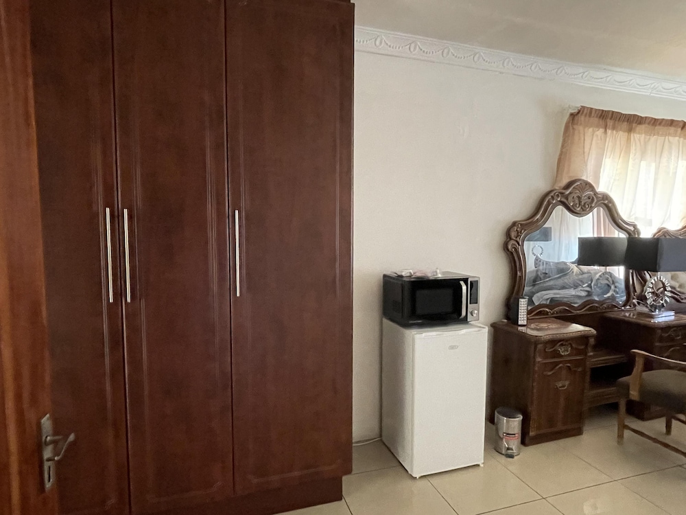 Remarkable 5-bed House in Springs & Nigel