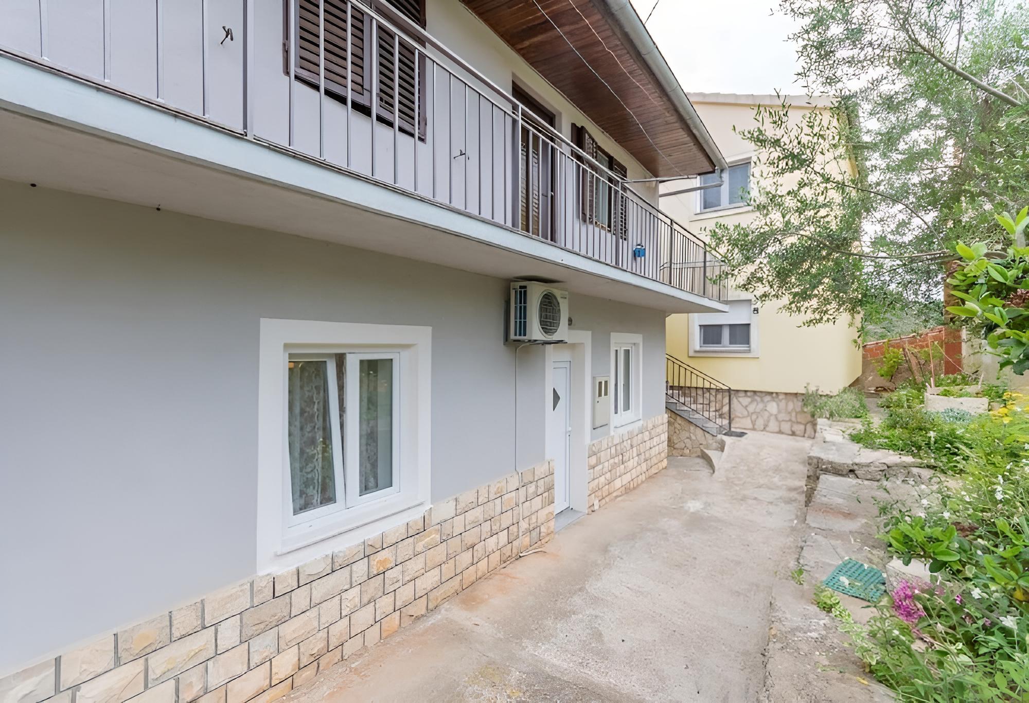 Teresa - Great Location & Parking - A1 view 4