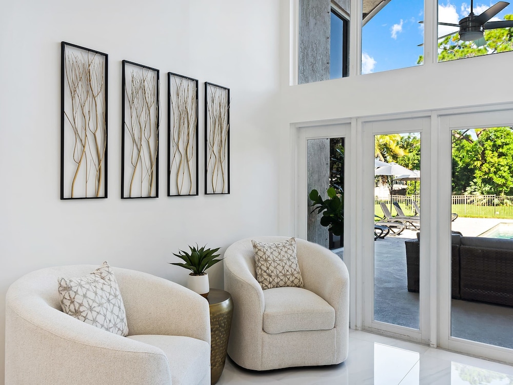 Luxurious 6-Bedroom Villa with Pool & Games