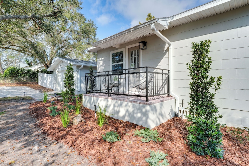 Mid-century Lakeland Home w/ Game Room!
