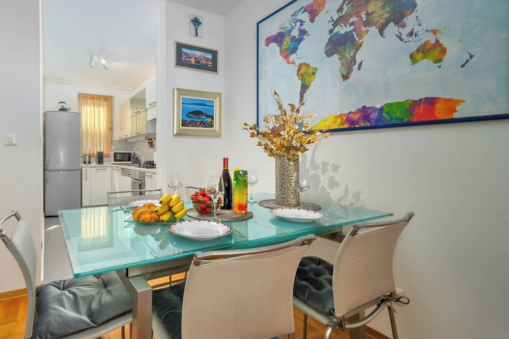 Cityscape Comfort Apartment With Garage