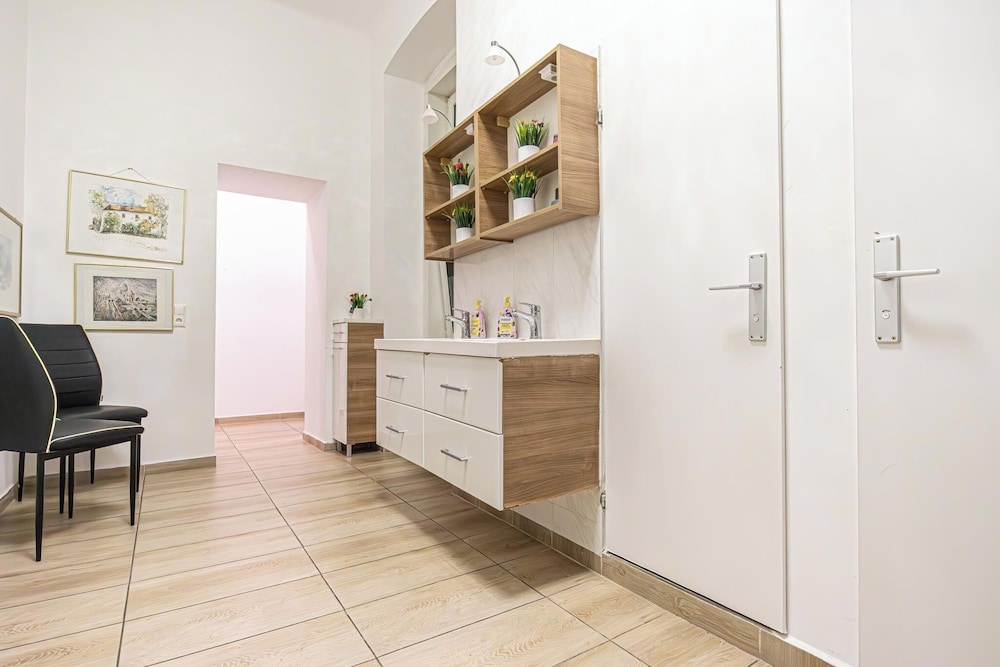 Spacious 5BR Apt Close to Augarten