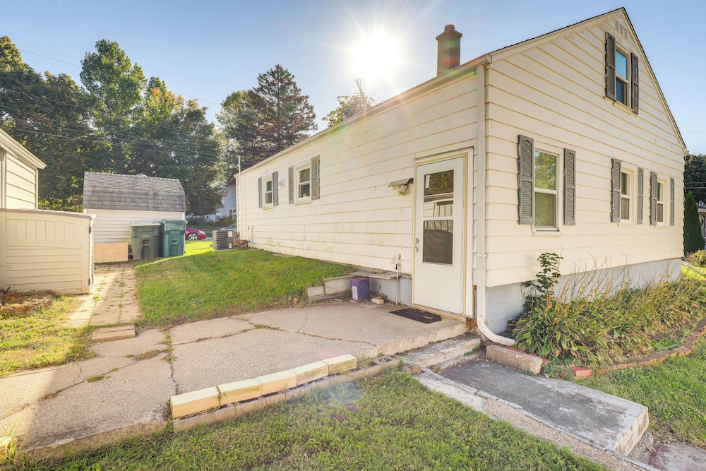 < 1 Mi to Dwtn: Valparaiso Family Home