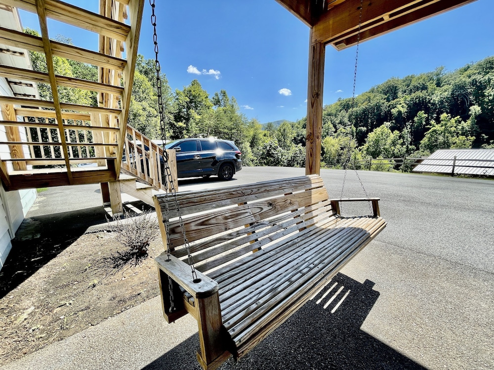 Double L Ranch 1 Bedroom Farmhouse by RedAwning view 2