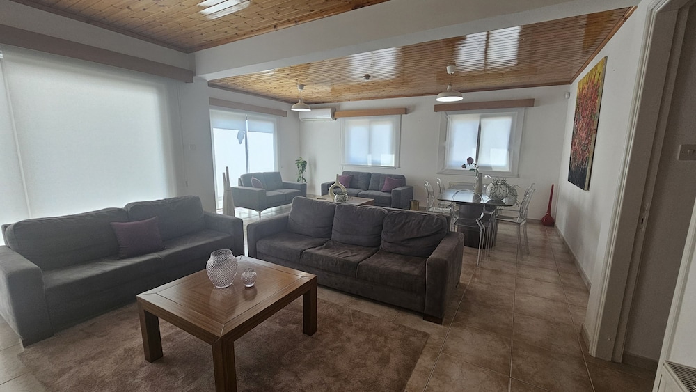39 EGM - Stay Uptown Apartment
