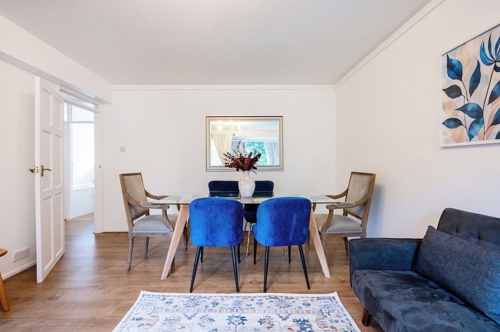 Cozy 2 bedroom flat- Heart of Victoria