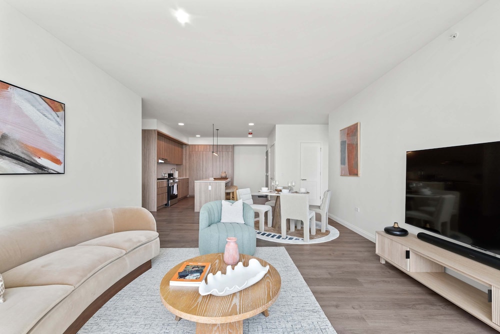 High-rise 65 Fl Apt w Lux Amenities Lake Views