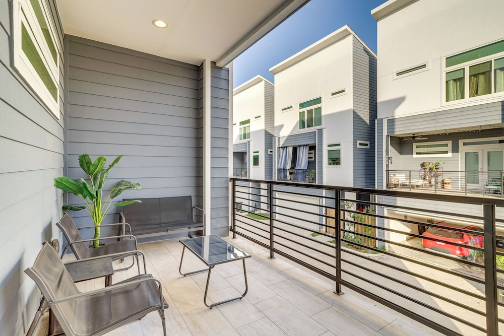Close to Restaurants: Houston Haven w/ Balcony!